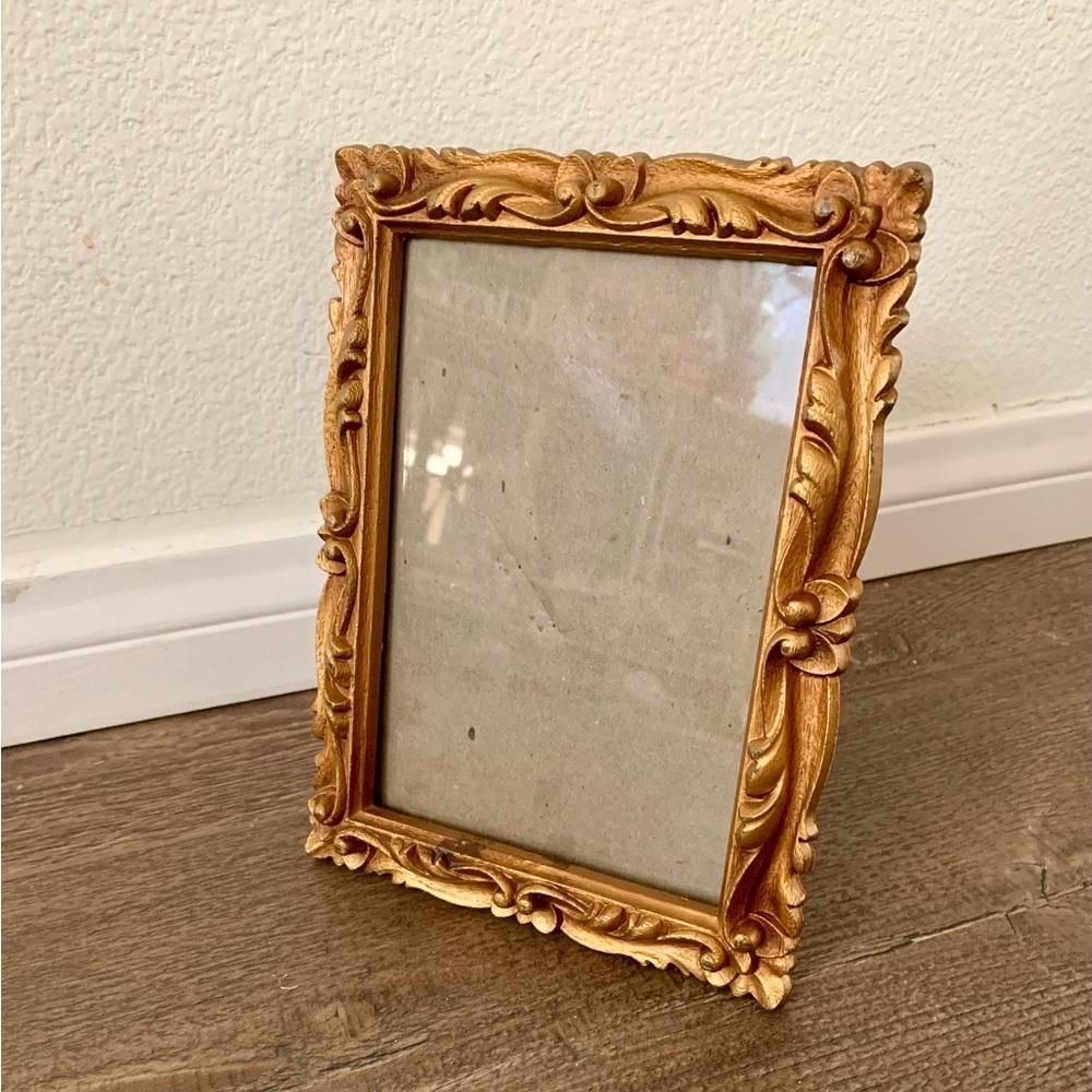 1973 vintage wooden photo frame 6/8”